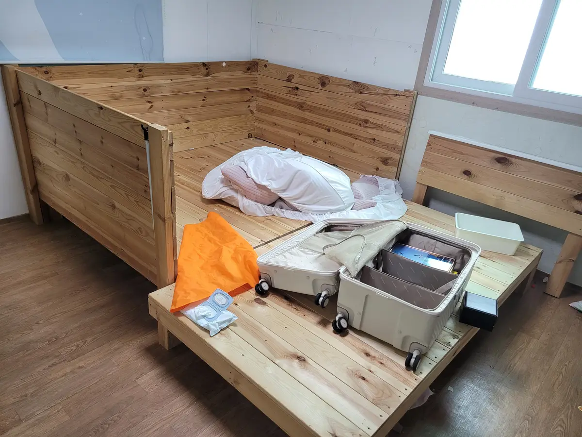 원목 침대와 짐이 놓여 있던 방 작업 전